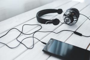 headphones-791077_1280